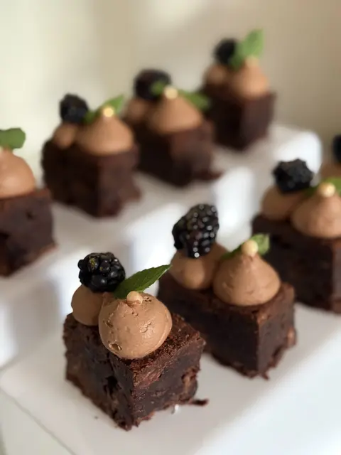 Brownie cu cremă de ciocolată și mure