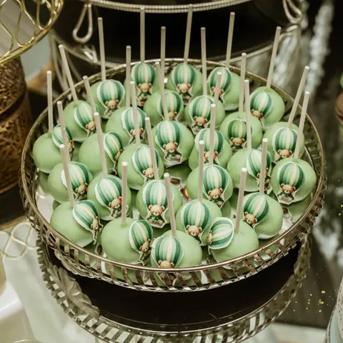 Cake pops verzi decorați ca baloane cu aer cald
