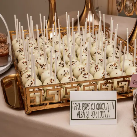 Cake pops cu ciocolată albă și portocală
