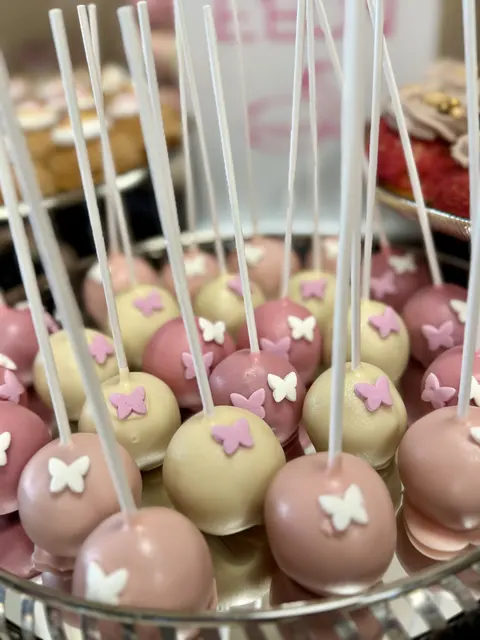 Cake pops roz și crem cu fluturi albi