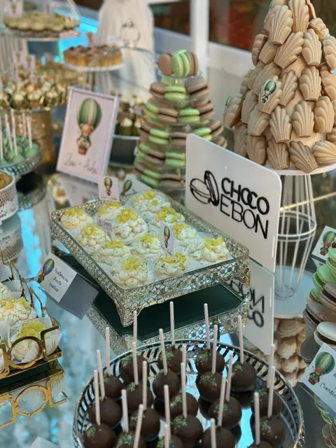 Candy bar cu macarons, madlene și cake pops, cu decor de baloane cu aer cald