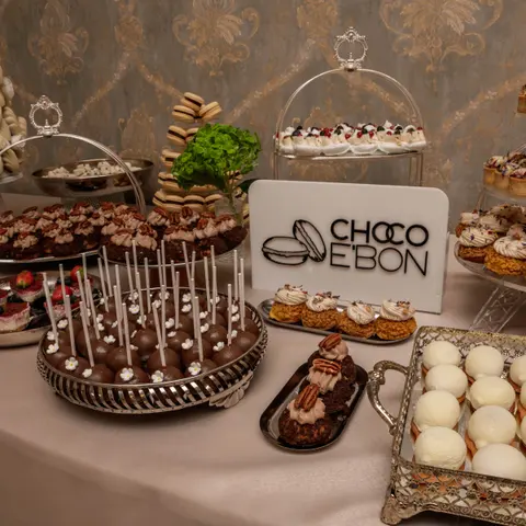Candy bar cu cake pops de ciocolată, tarte și plăcuța Choco e'Bon
