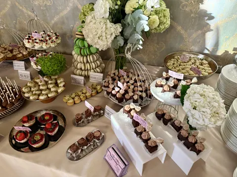 Candy bar cu hortensii albe, deserturi la pahar și prăjituri
