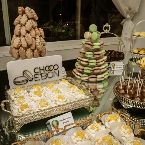 Candy bar cu turnuri de madlene și macarons, o tavă cu deserturi și plăcuța Choco e'Bon