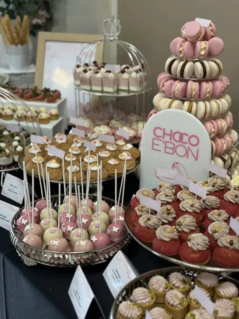 Candy bar roz cu cake pops, turn de macarons și plăcuța Choco e'Bon