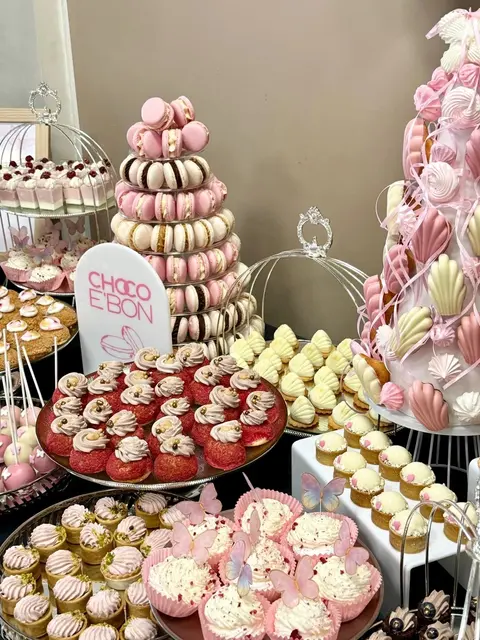 Candy bar roz cu turn de macarons, cupcakes și plăcuța Choco e'Bon