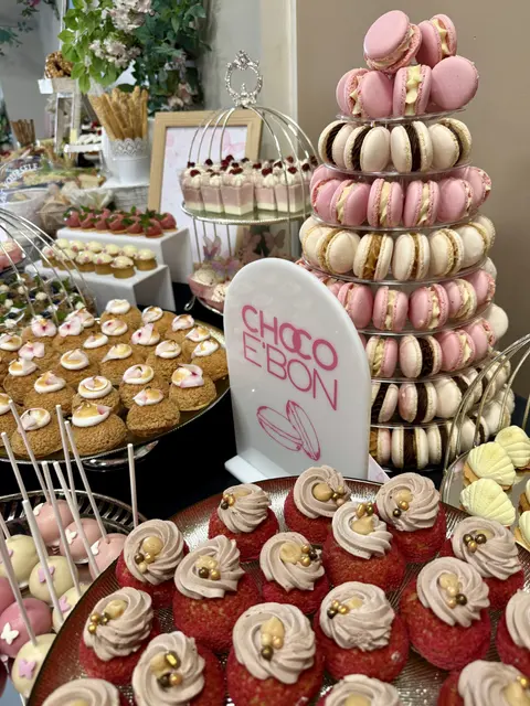 Candy bar roz cu turn de macarons, tarte cu cremă și plăcuța Choco e'Bon