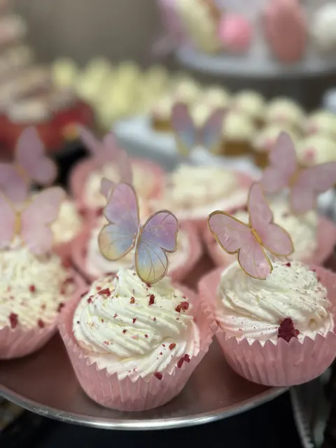 Cupcakes roz cu cremă și fluturi decorativi