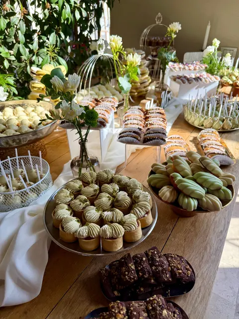 Candy bar de nuntă cu prăjituri, cake pops și flori albe