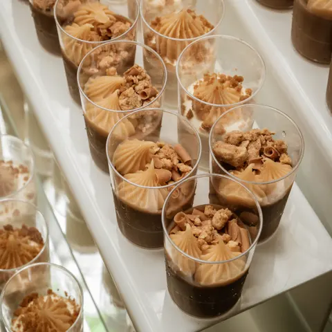 Pahare cu mousse de ciocolată și cremă