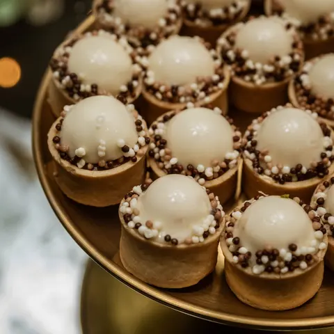 Tarte cu cupolă de ciocolată albă și perle crocante