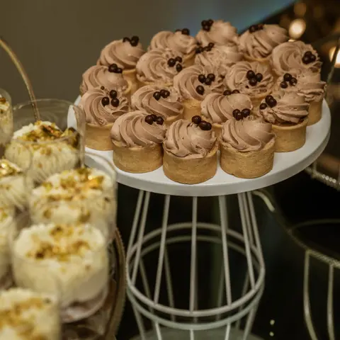 Tarte cu cremă de ciocolată pe un suport alb