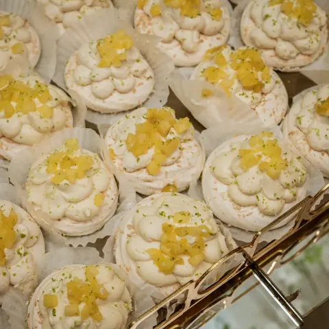 Tarte cu cremă albă și bucăți de fructe galbene