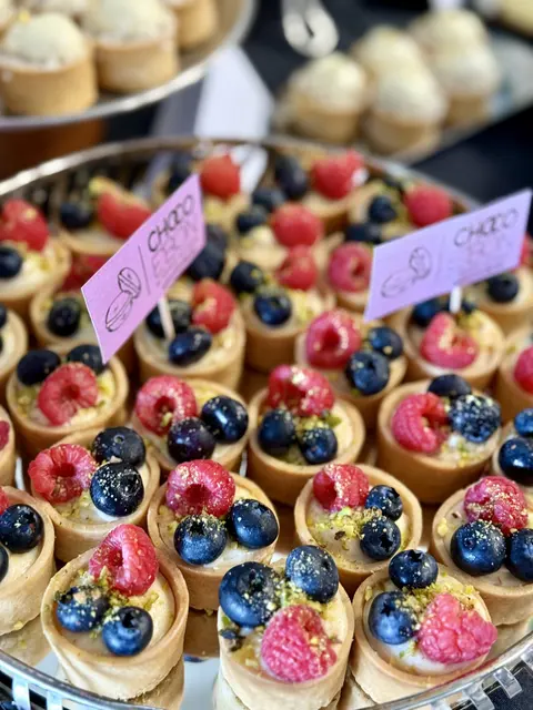 Tarte cu cremă, zmeură și afine, cu etichete Choco e'Bon