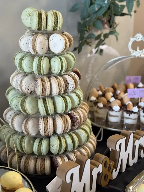 Turn de macarons verzi și crem, cu litere Mr & Mrs