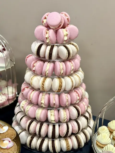 Turn de macarons roz și albi