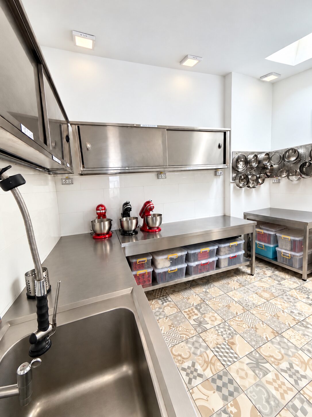 Laboratorul: chiuvetă, mese de lucru din inox și mixere planetare