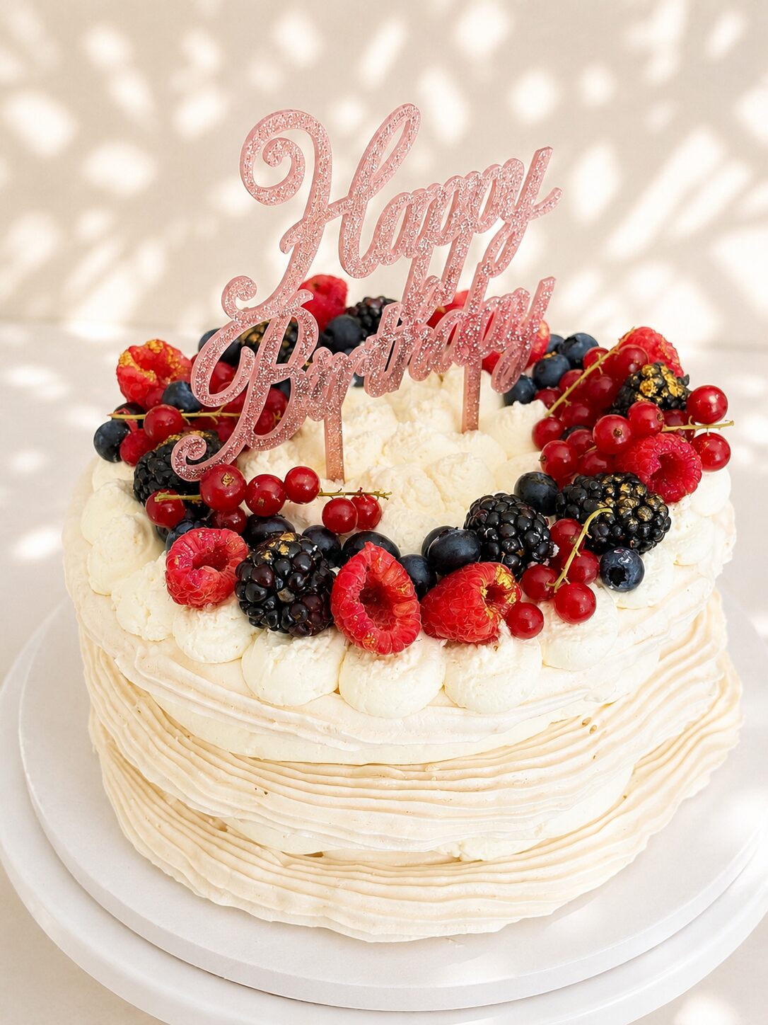 Tort cu bezea, frișcă și fructe de pădure, cu topper roz Happy Birthday